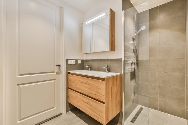 how to maximise space in small bathroom